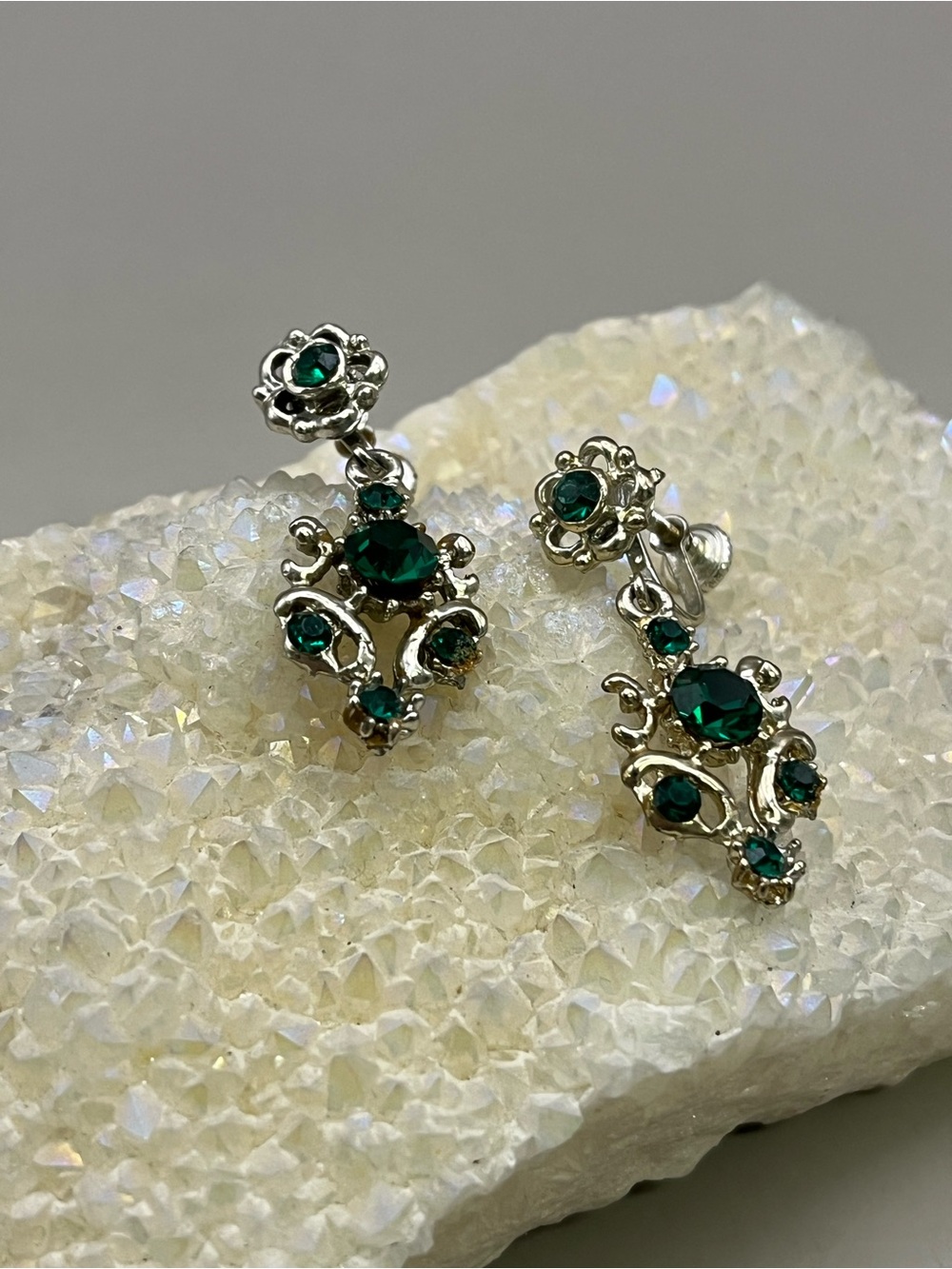 VICTORIAN-INSPIRED GLAM: Vintage Emerald Green Rhinestone Screw Back Earrings